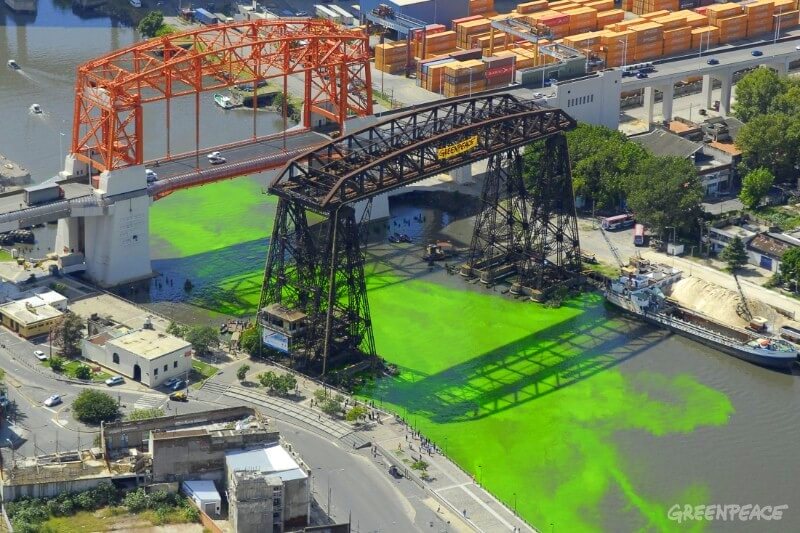 En el Día Internacional del Agua, el artista plástico Nicolás García Uriburu y Greenpeace tiñieron de verde las aguas del Riachuelo, a la altura de la Vuelta de Rocha, en el barrio de la Boca, para reclamar, de esta forma, el saneamiento definitivo de la cuenca.© Greenpeace / Martin Katz